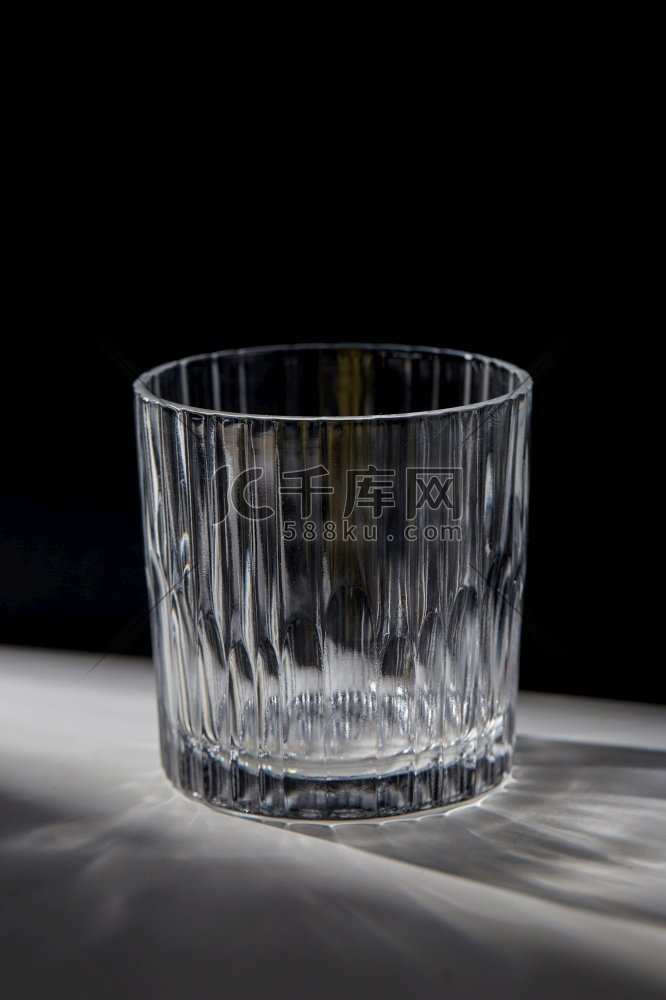 饮料和玻璃器皿概念—空的多面玻