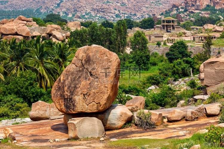 巨大的巨石和古老的遗迹在汉比。
