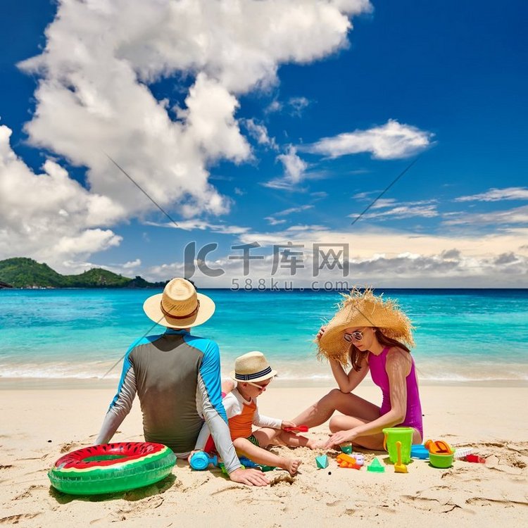 一家人在海滩上，年轻夫妇和三岁