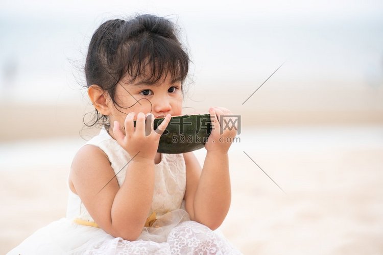 可爱的孩子吃西瓜在热带沙滩在夏