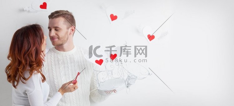 情侣放飞爱情，男人和女人打开笼