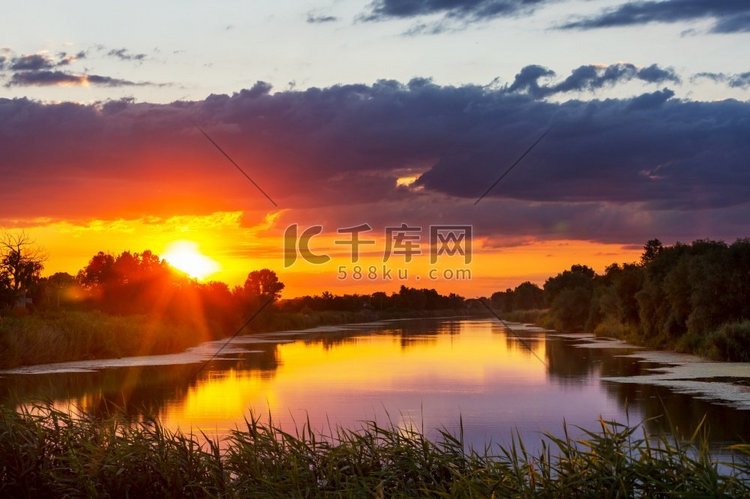 日落在湖的日落场景秋天自然风景