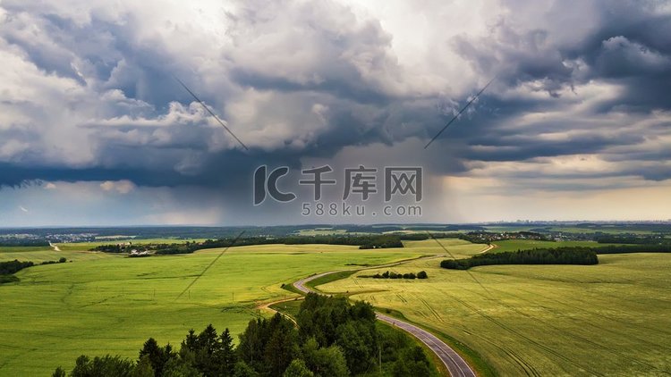 暴风雨般的乌云笼罩着田野。麦田