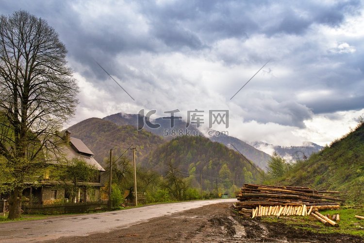 在山上伐木。春风骤雨的云彩。雾