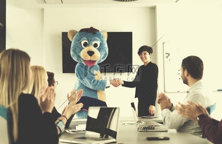 老板装扮成泰迪熊在现代公司办公