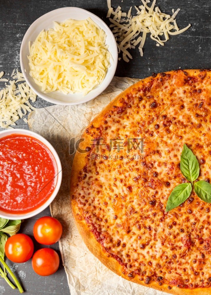 顶视图奶酪披萨配番茄酱马苏里拉