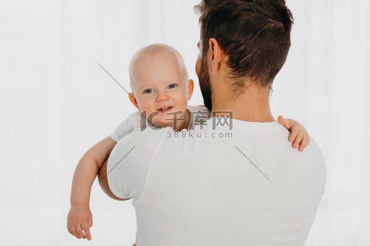 背视图父亲抱着婴儿