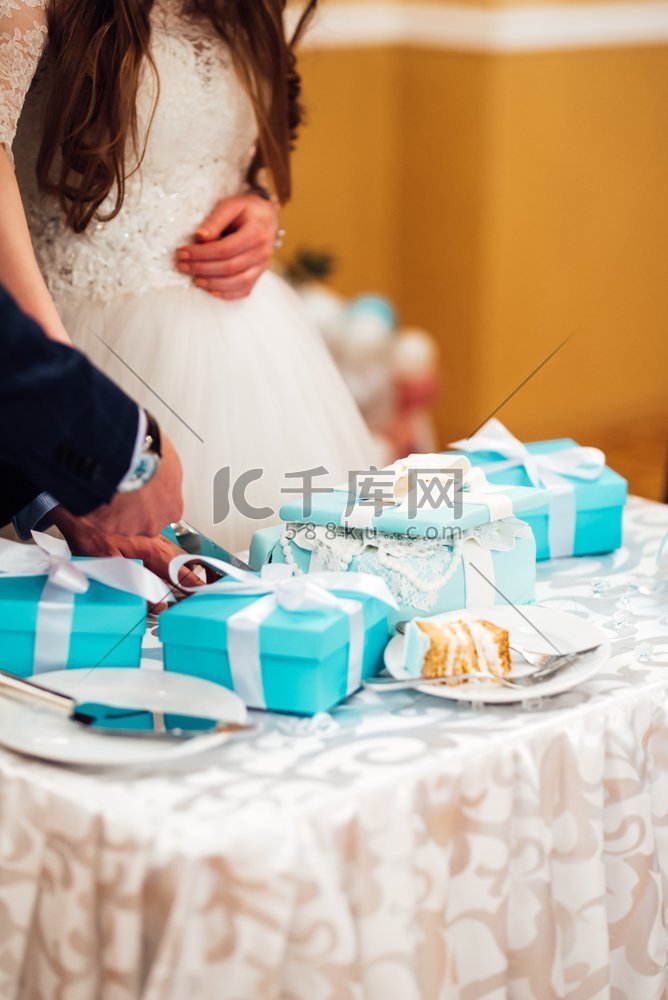 婚礼蛋糕配绿松石蛋糕。婚礼蛋糕
