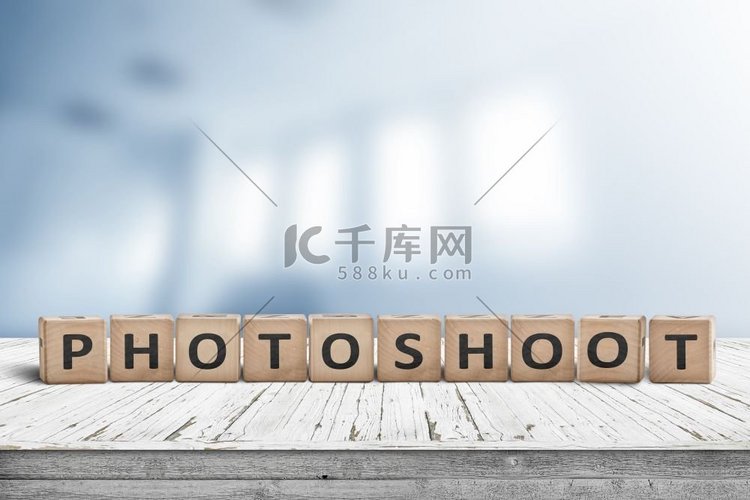 照片拍摄字标志在一张木桌子有一