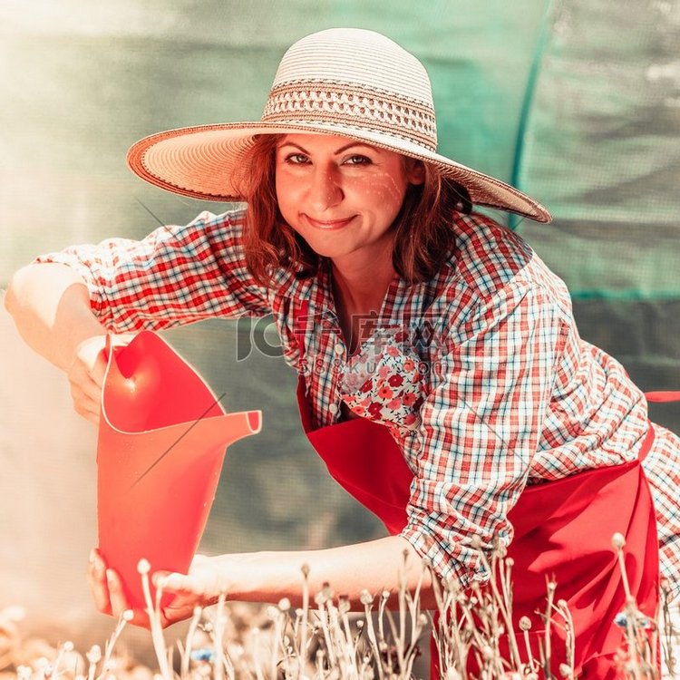 园艺.有吸引力的妇女在帽子红色