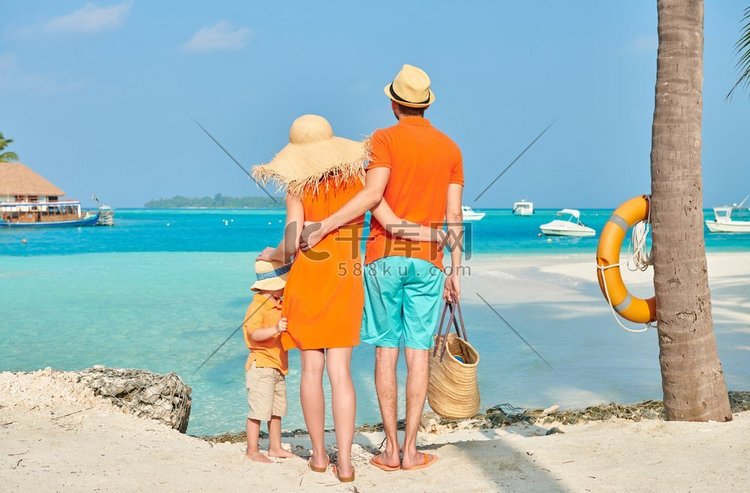 海滩上的一家人，穿着橙色衣服的