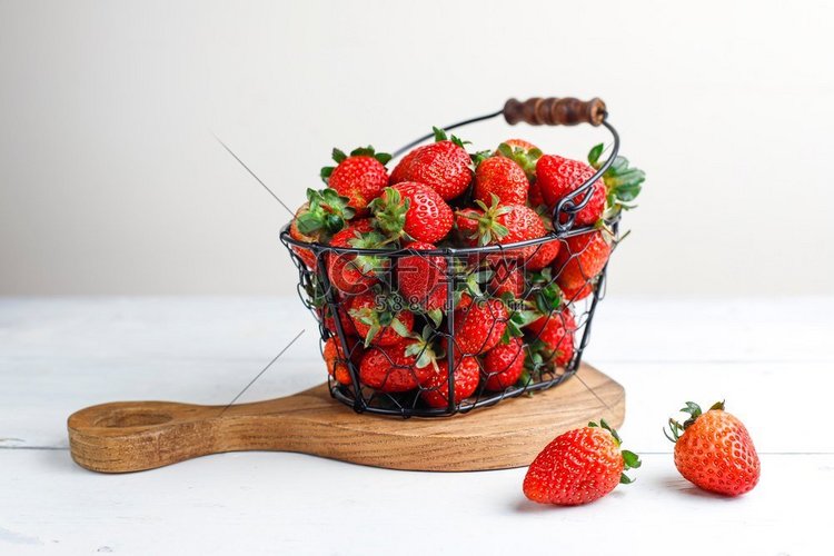 桶里的草莓