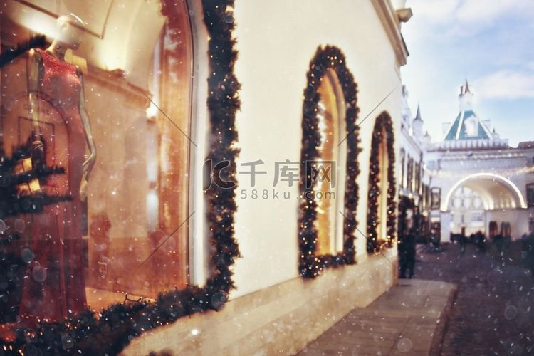 圣诞装饰的冬季城市彩灯