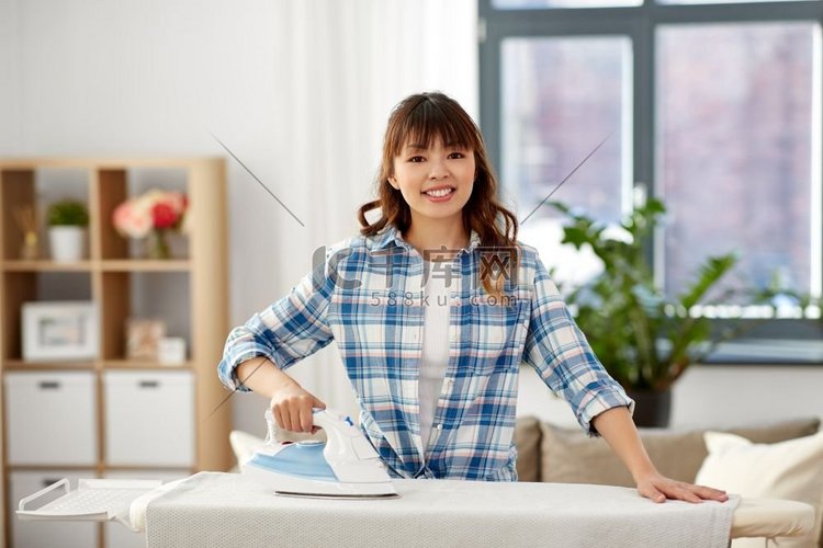 家务，洗衣和家政概念—亚洲妇女