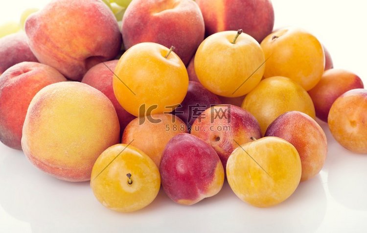 一堆五颜六色的夏季水果—李子和