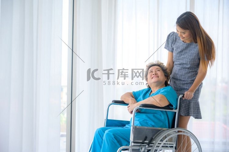 快乐的病人一边牵着照顾者的手，