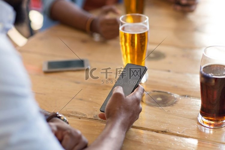 人和技术概念—人与智能手机喝啤