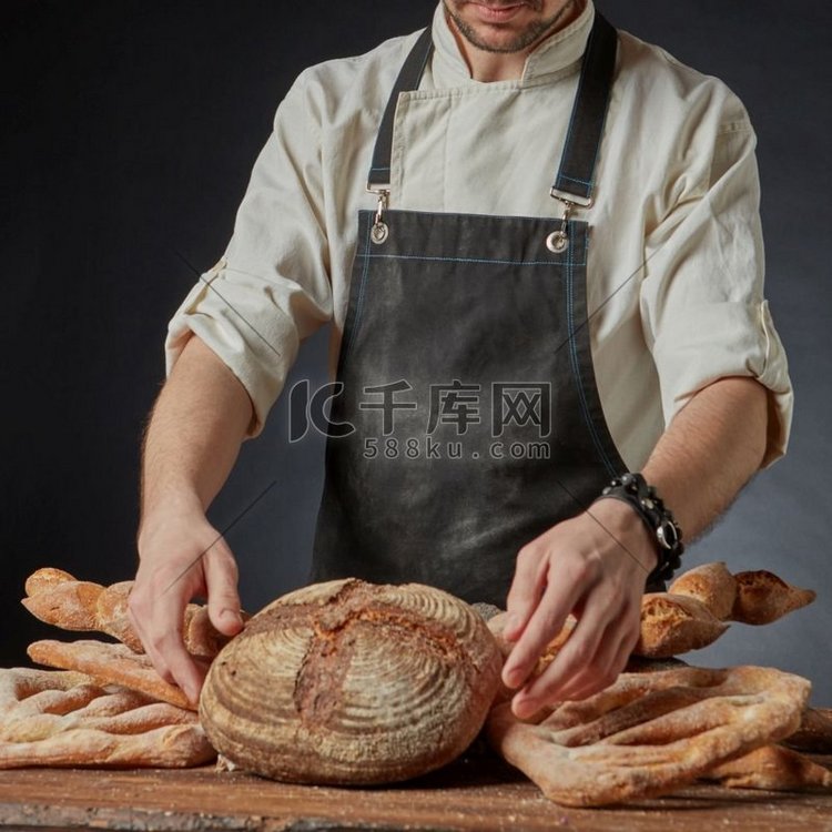 各种新鲜的有机面包放在一个木制