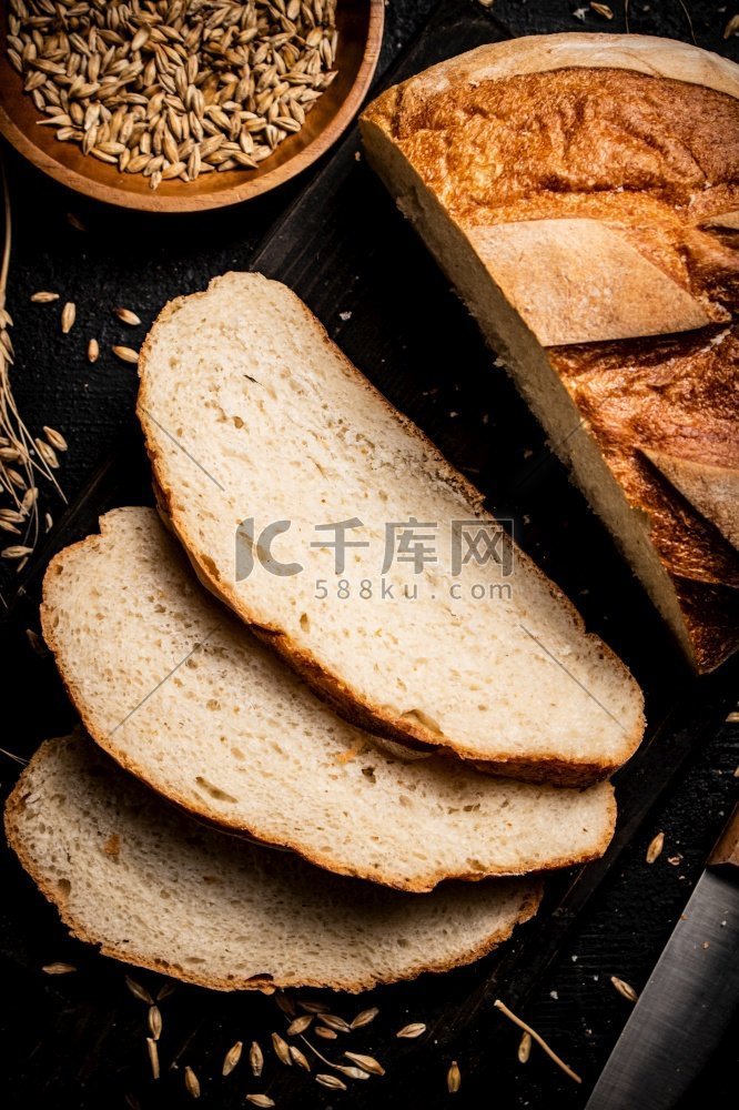 切成片的小麦面包放在菜板上。在