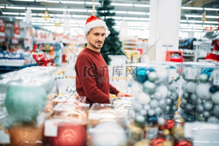 年轻人在超市挑选圣诞装饰品，节