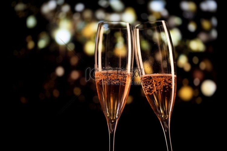 两个香槟杯和节日灯光新年快乐