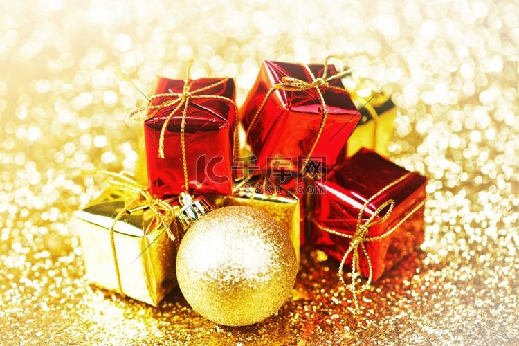 装饰盒与礼物和圣诞球在抽象金背