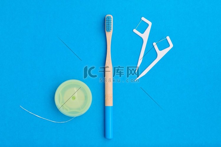 牙刷和口腔护理工具在蓝色背景顶