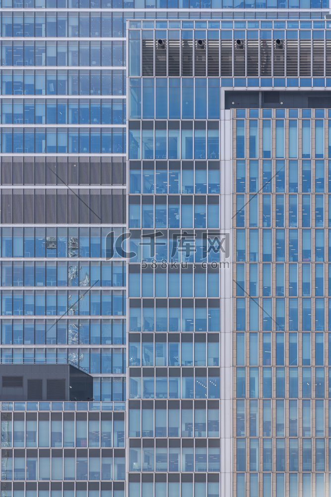 现代和当代办公楼从玻璃和钢使用