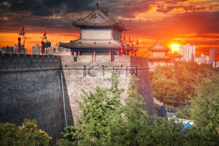 城墙环绕着中国古城西安。西安城