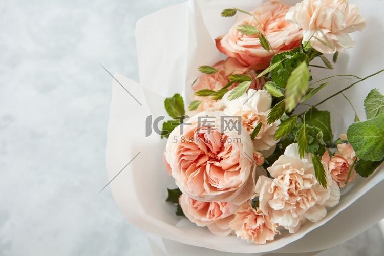 在白色背景的美丽蓬松的玫瑰花束