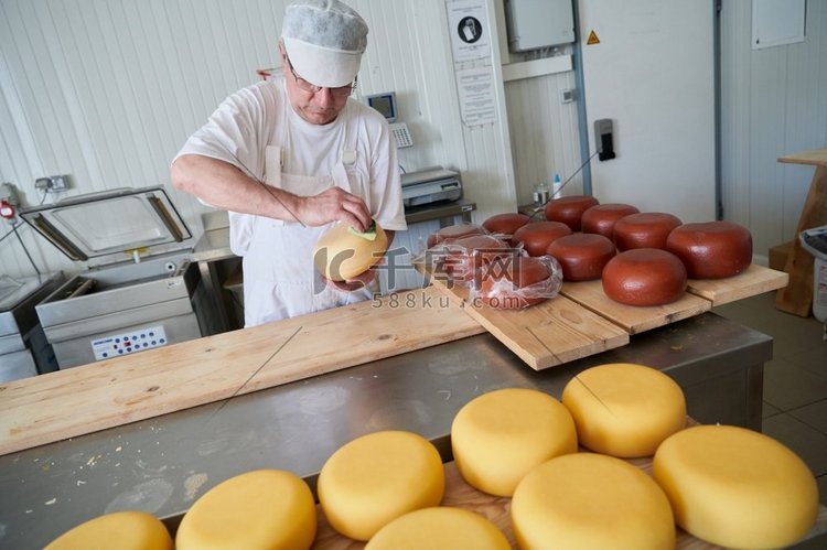 奶酪制造商在当地食品生产厂的老