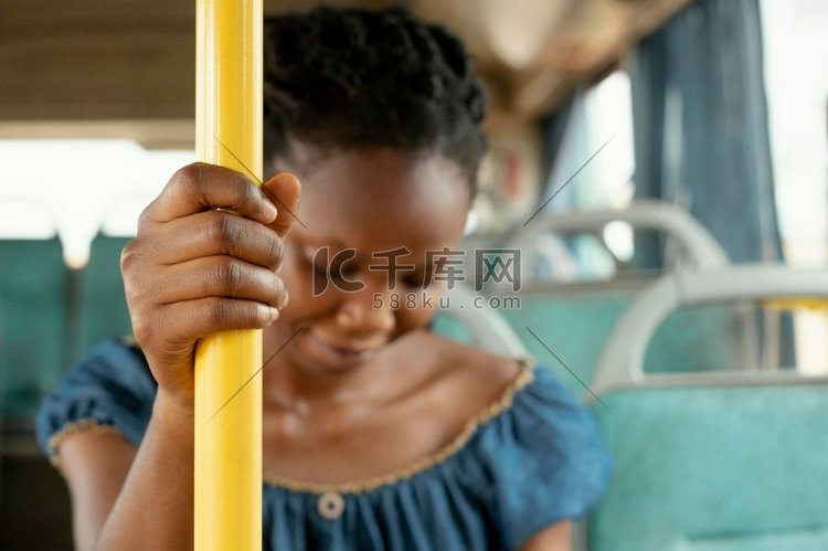 关闭妇女旅行的公共汽车