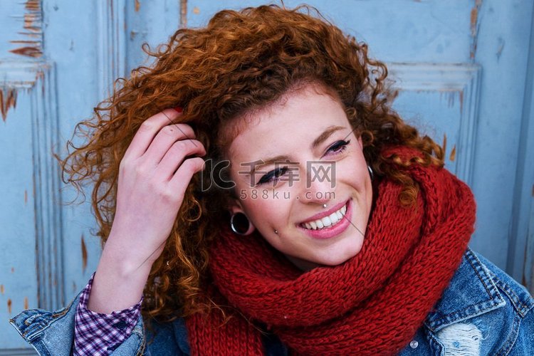 年轻漂亮的红发女人穿着冬装