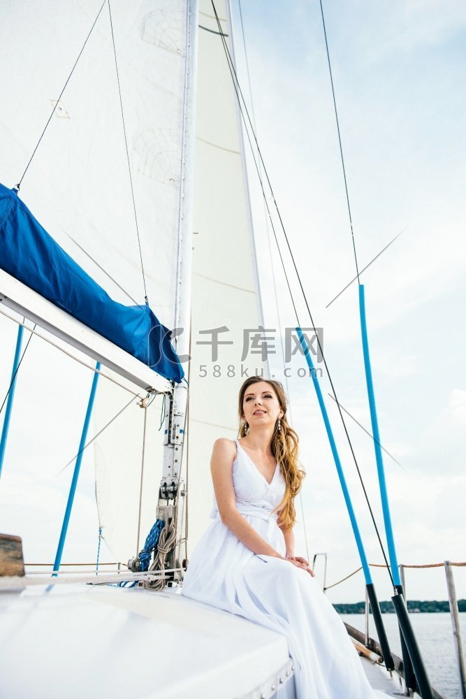 年轻女孩在甲板上的帆船木制白色