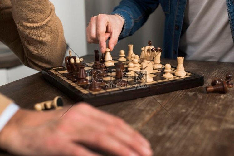 特写父子下棋