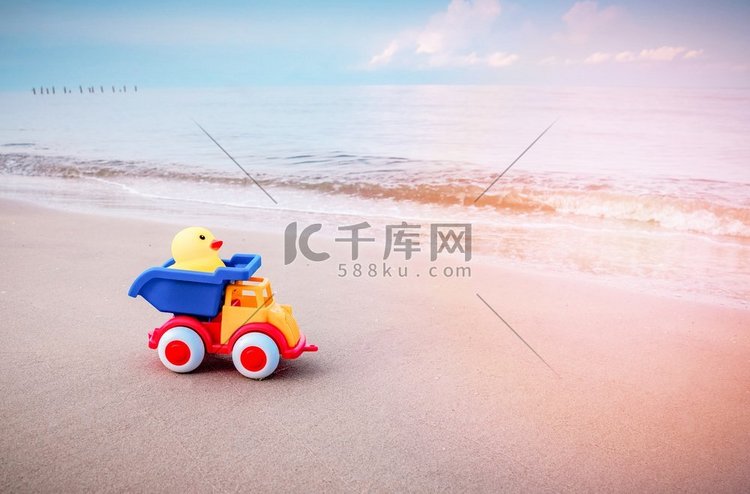 沙滩上的黄鸭玩具和彩车/儿童海