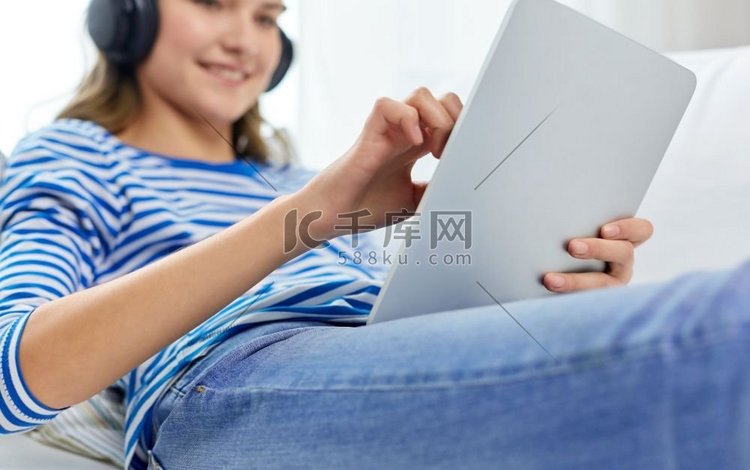  女人，平板电脑，电脑，耳机