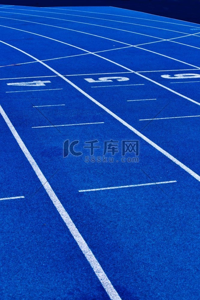蓝色体育场跑道照片