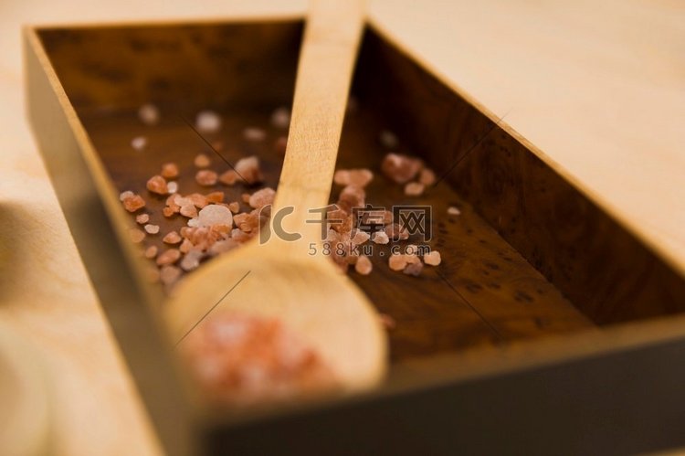 喜马拉雅粉色盐木盒勺子