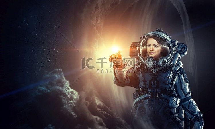 太空中的女宇航员接触到了地球。