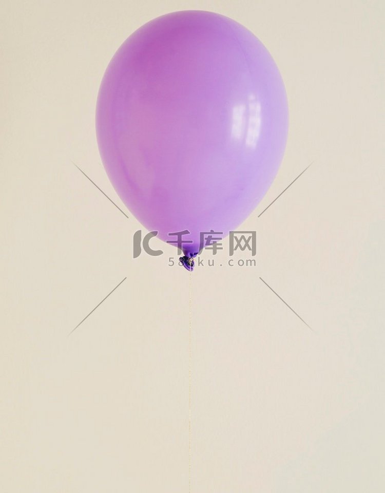 紫色气球高分辨率照片。紫色气球
