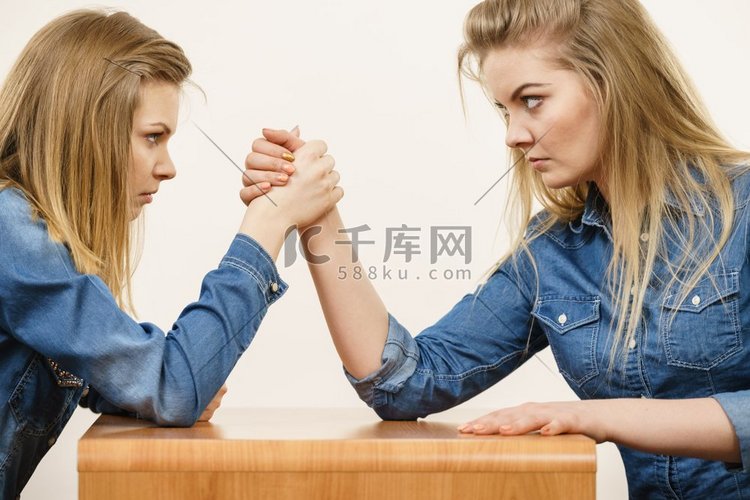 两个严重的竞争妇女有掰手腕打架