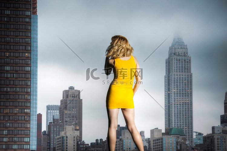 在纽约摩天大楼的背景的一个短黄
