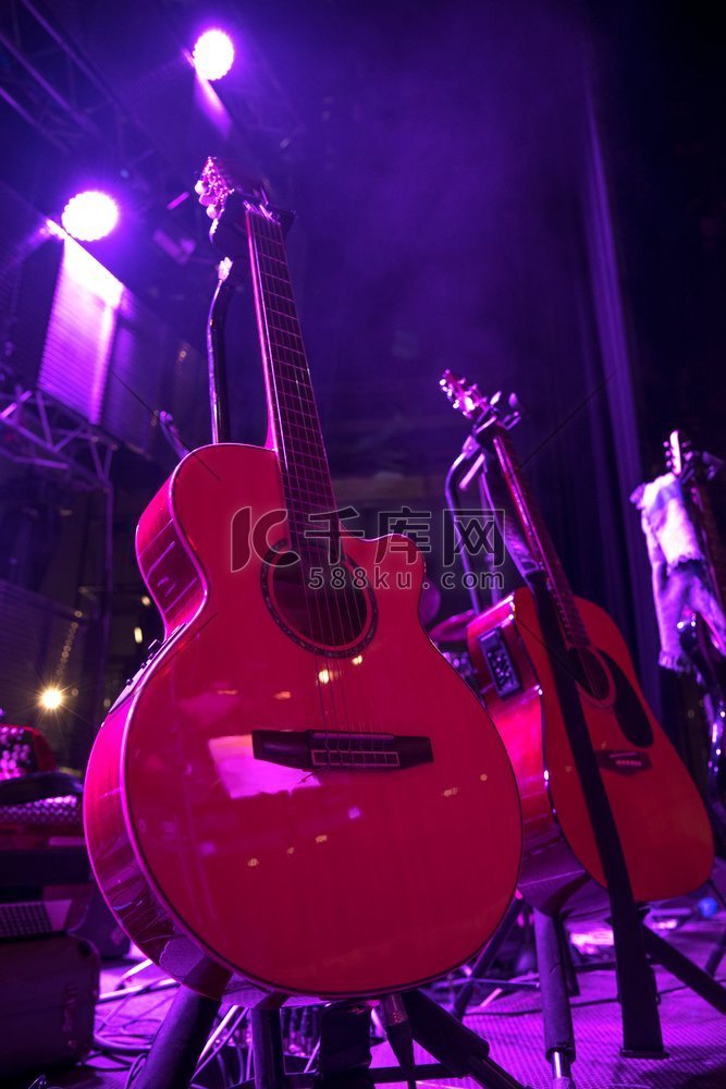 在舞台上的音乐会上的吉他在灯光