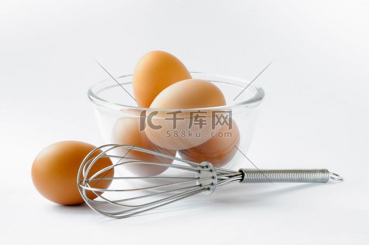 桌上一个鸡蛋，玻璃杯里四个鸡蛋