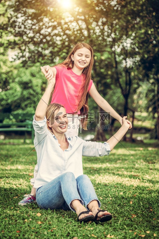 轻松快乐的母亲和小女儿在户外公