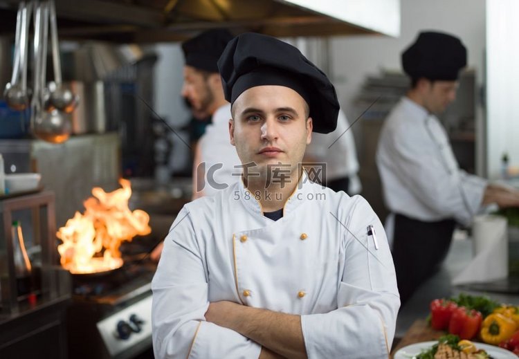 年轻厨师站在餐厅的商业厨房里的