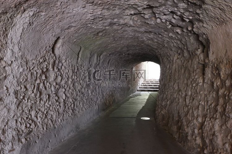 有石头墙的隧道。石隧道