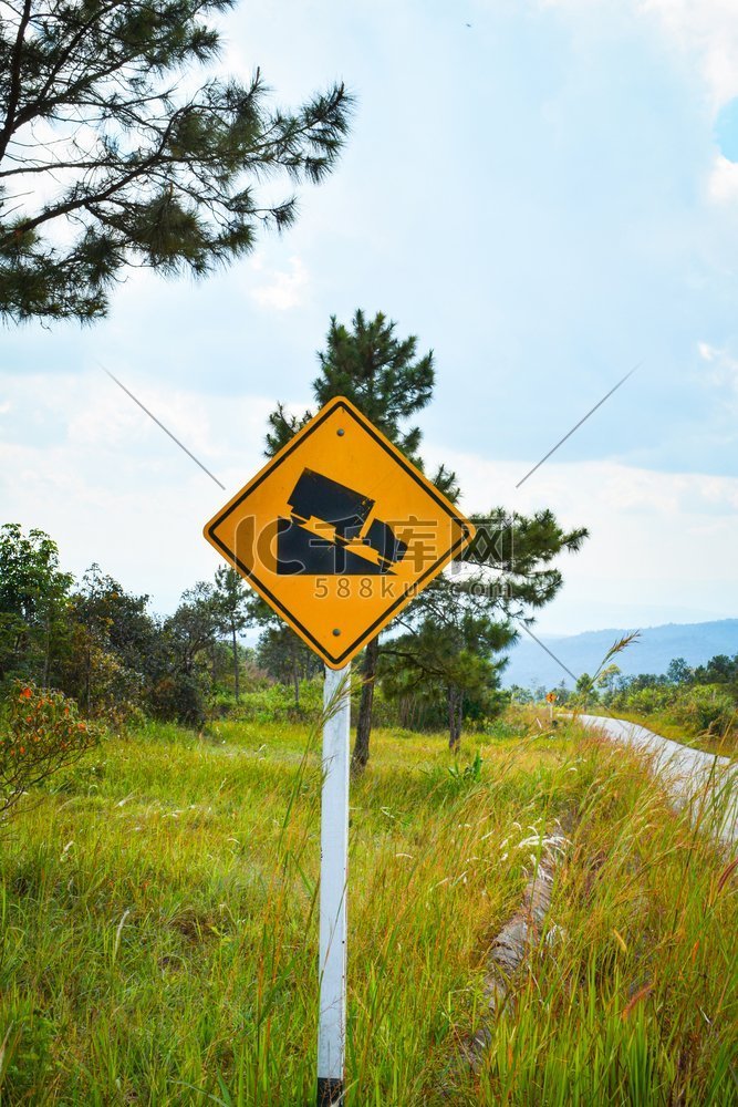陡坡路牌警示山上车辆及货车