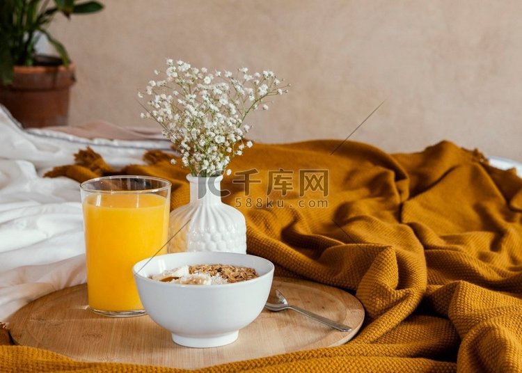 美味的早餐和一碗橙汁